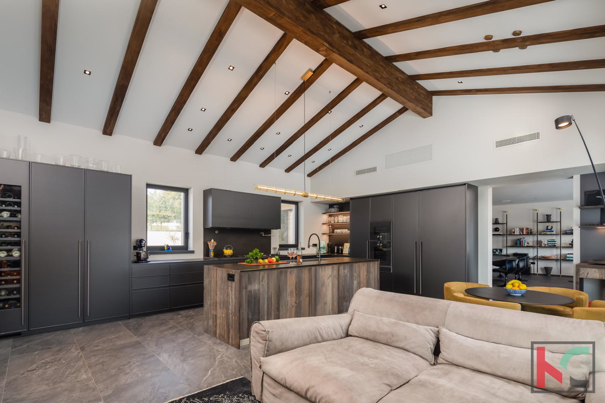 ISTRA, KAROJBA, AUTENTICA VILLA CON CAMPO DA TENNIS #VENDITA