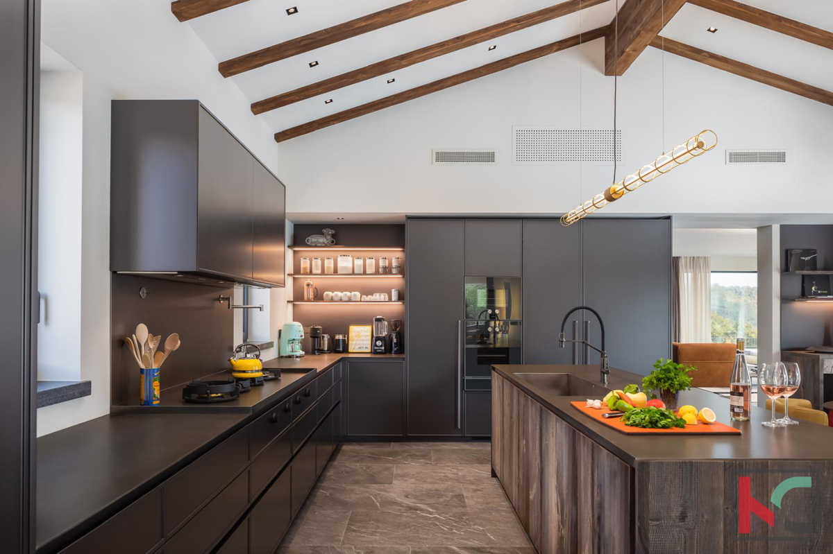 ISTRA, KAROJBA, AUTENTICA VILLA CON CAMPO DA TENNIS #VENDITA