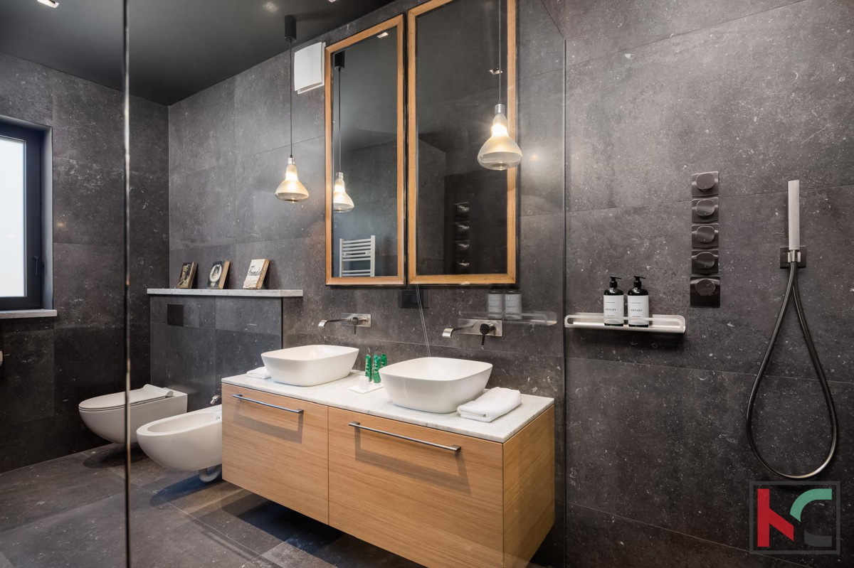 ISTRA, KAROJBA, AUTENTICA VILLA CON CAMPO DA TENNIS #VENDITA