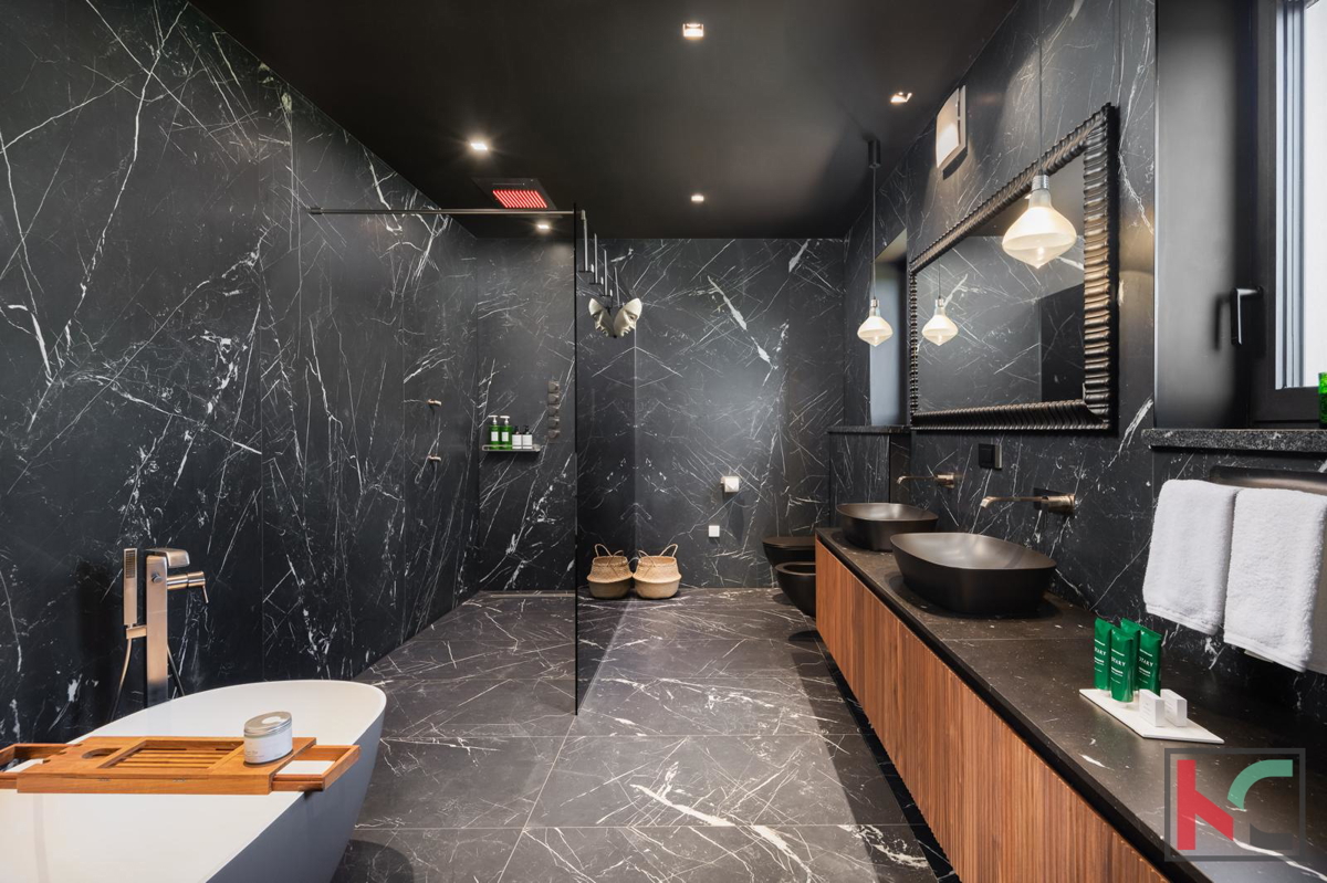 ISTRA, KAROJBA, AUTENTICA VILLA CON CAMPO DA TENNIS #VENDITA