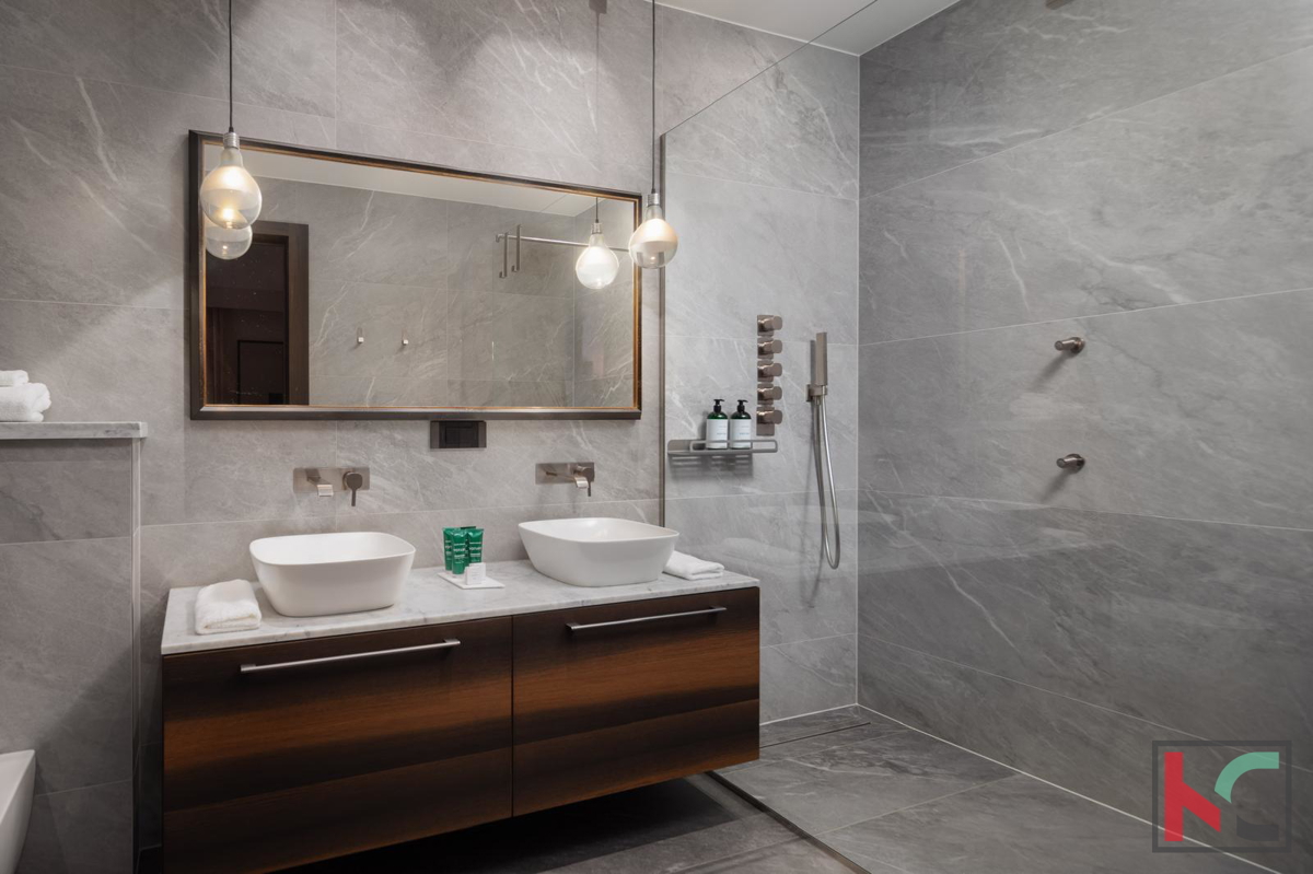 ISTRA, KAROJBA, AUTENTICA VILLA CON CAMPO DA TENNIS #VENDITA