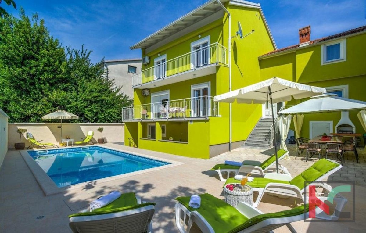 Istria, Pola, casa ristrutturata con piscina e giardino paesaggistico di 311m2, garage