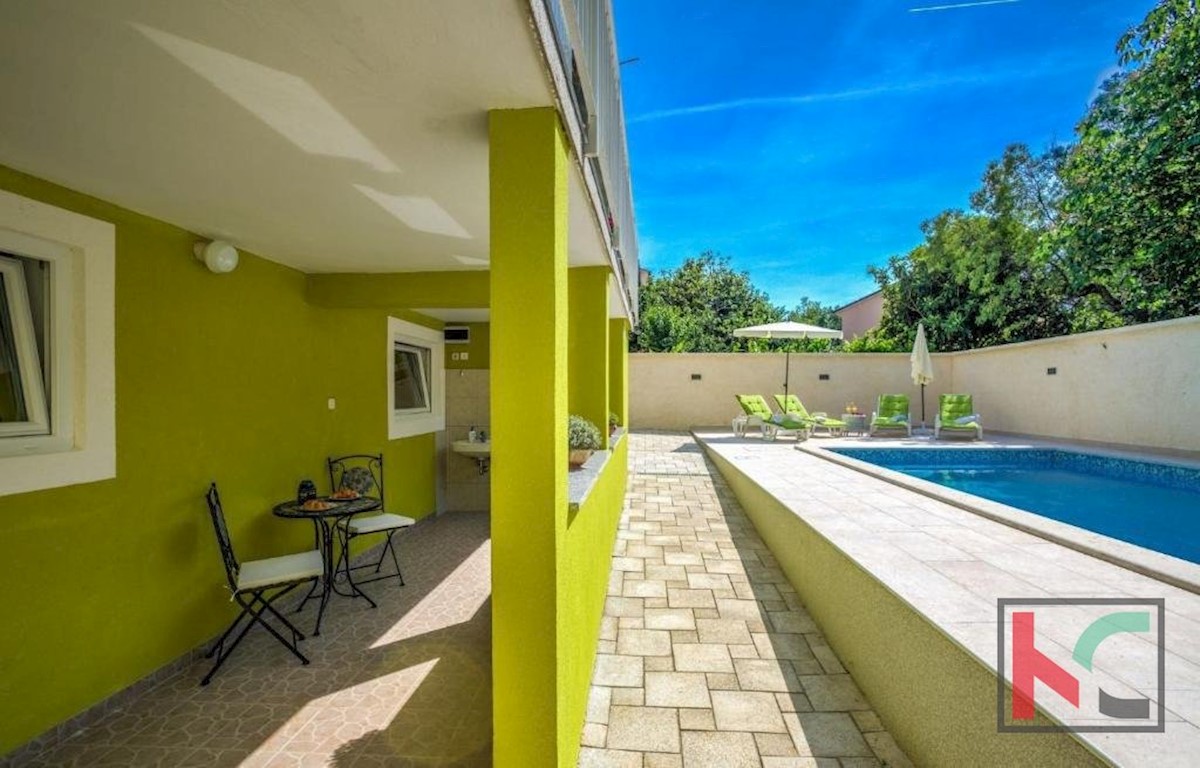 Istria, Pola, casa ristrutturata con piscina e giardino paesaggistico di 311m2, garage