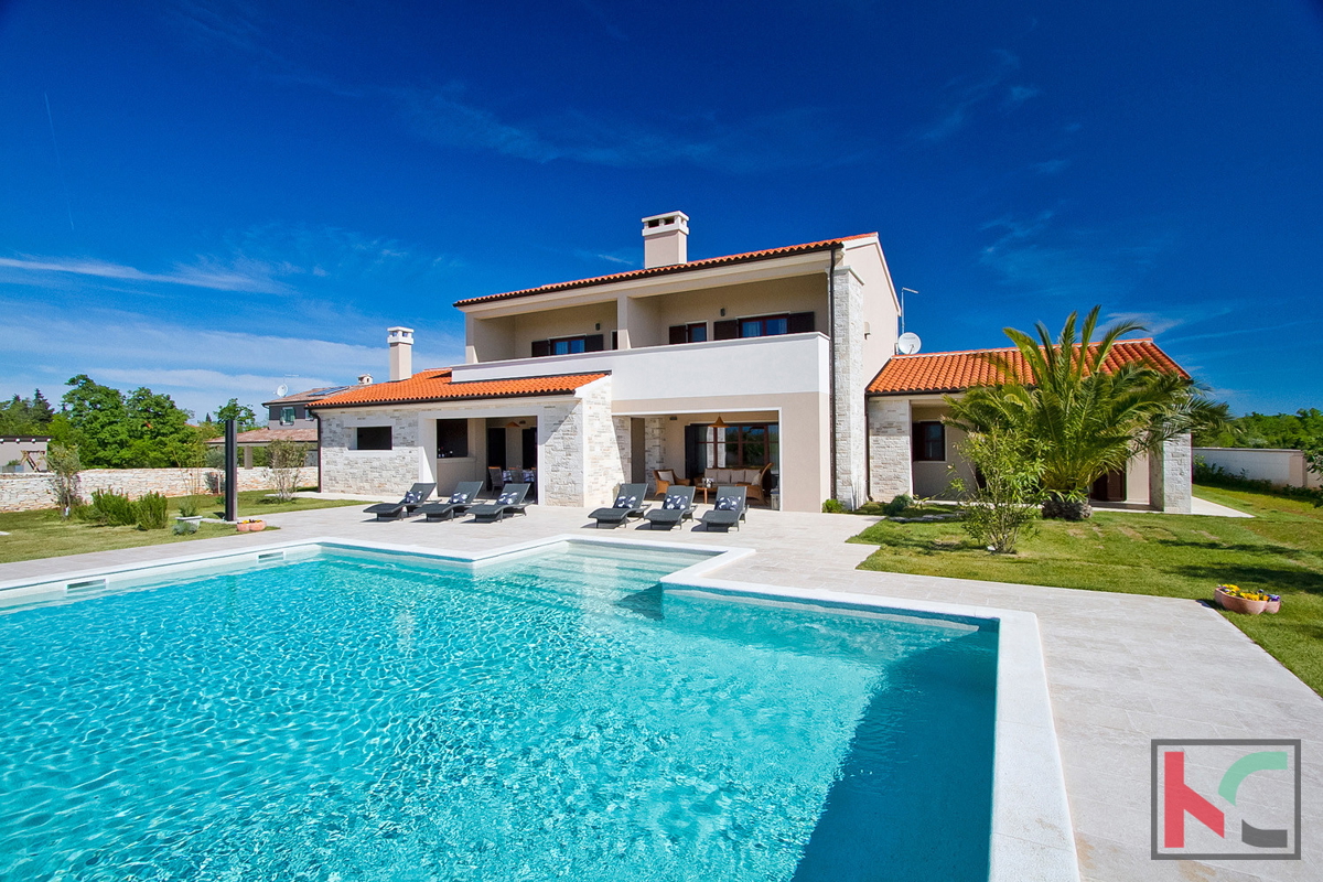 Istria - Juršić bella villa 400m2 su un ampio giardino / piscina 60m2