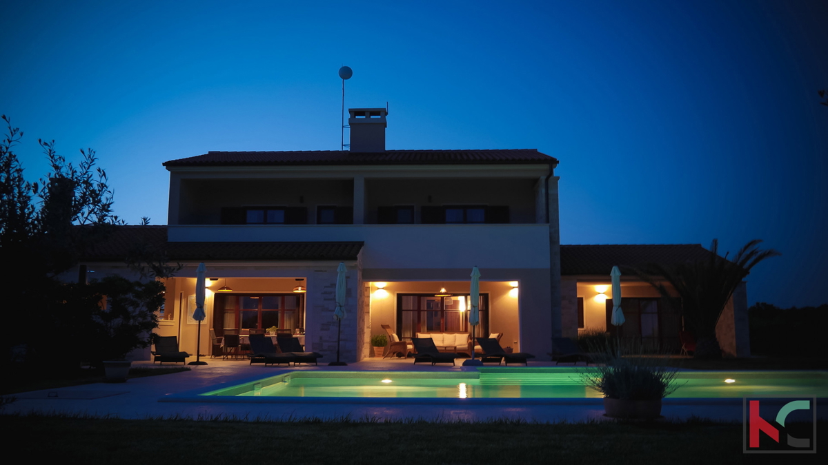 Istria - Juršić bella villa 400m2 su un ampio giardino / piscina 60m2