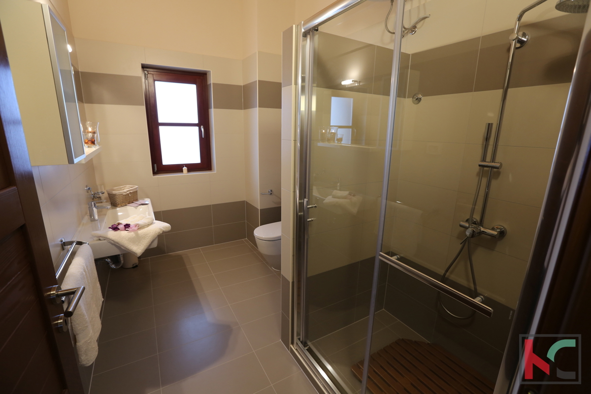 Istria - Juršić bella villa 400m2 su un ampio giardino / piscina 60m2