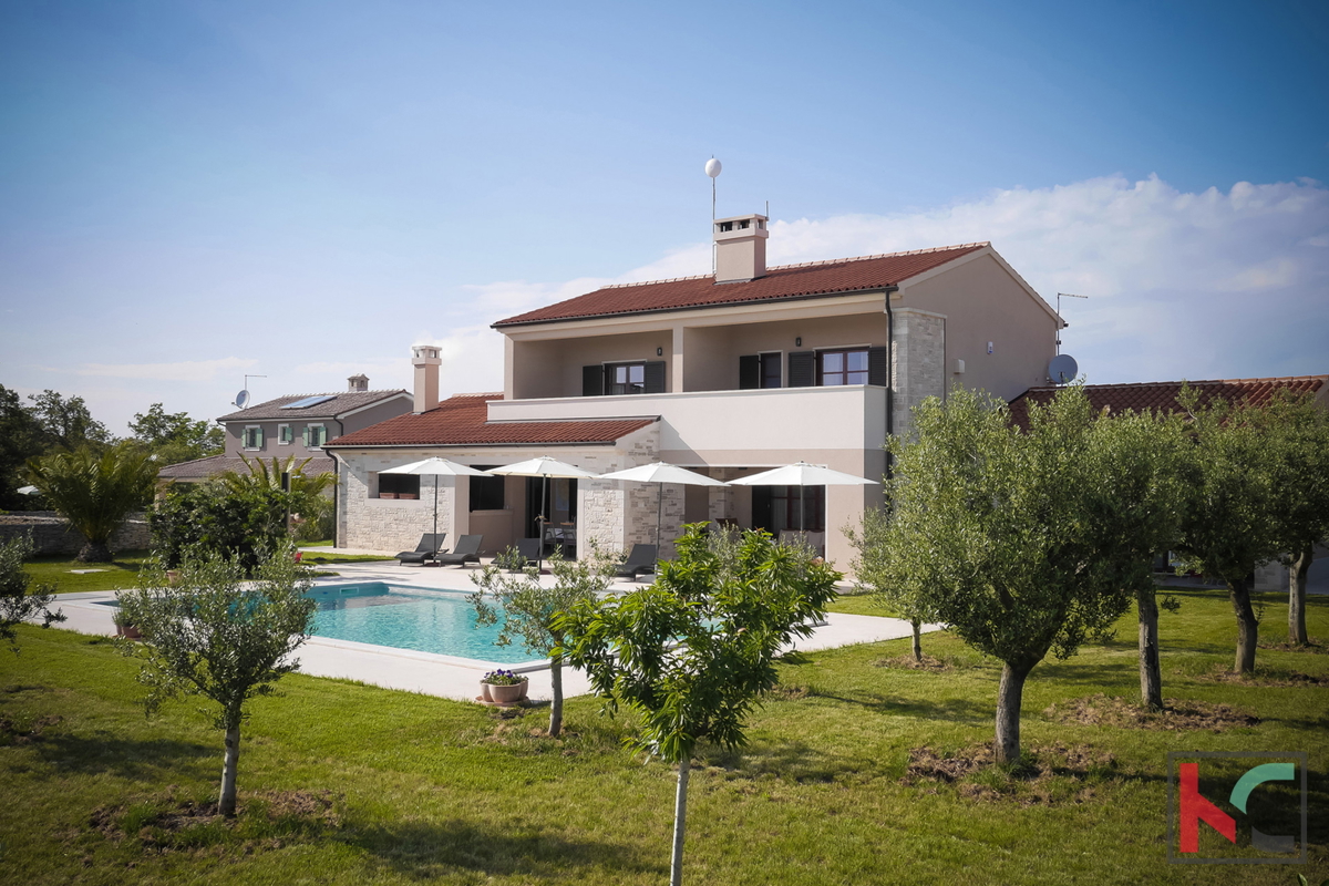 Istria - Juršić bella villa 400m2 su un ampio giardino / piscina 60m2