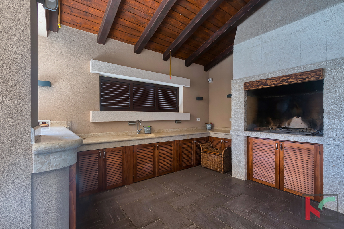 Istria - Juršić bella villa 400m2 su un ampio giardino / piscina 60m2