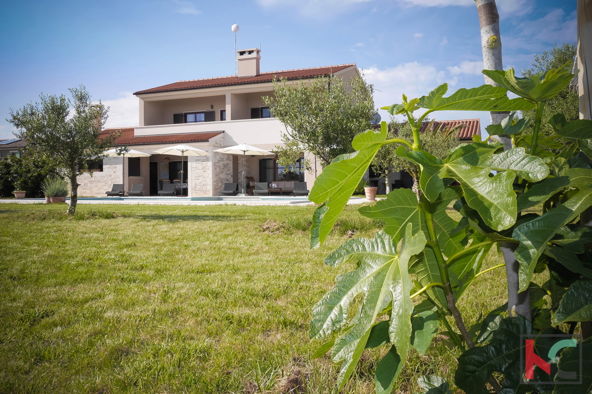 Istria - Juršić bella villa 400m2 su un ampio giardino / piscina 60m2