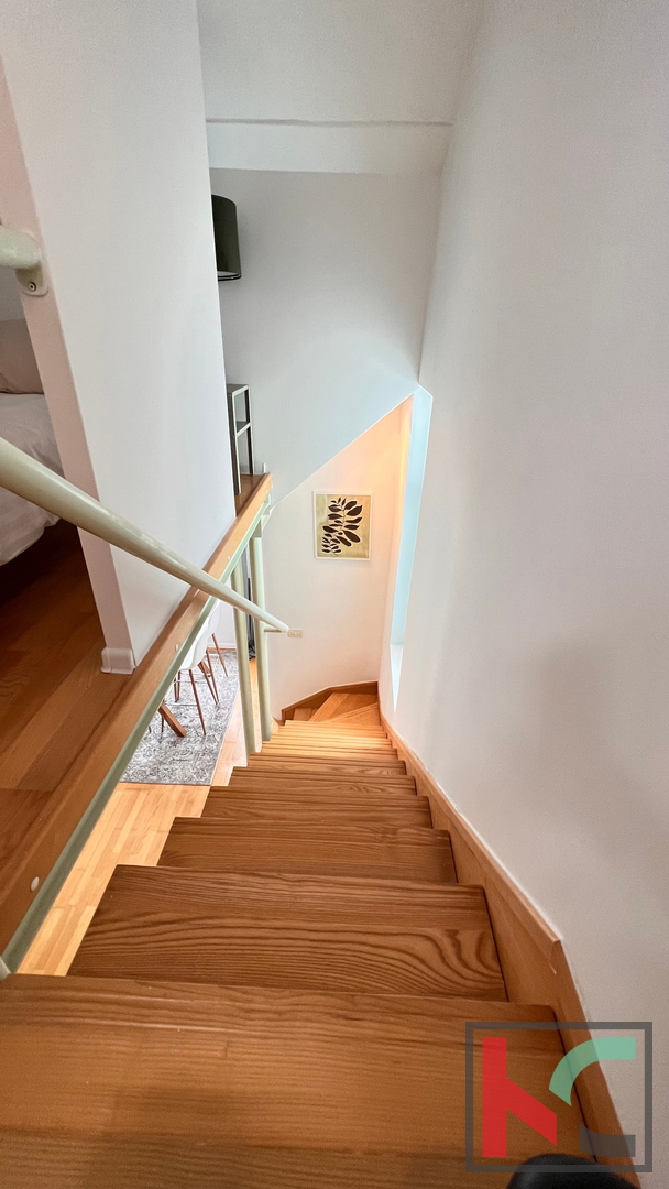 Istria, Parenzo, appartamento 39,64 m2, elegante appartamento a due piani con una vista mare impagabile #vendita