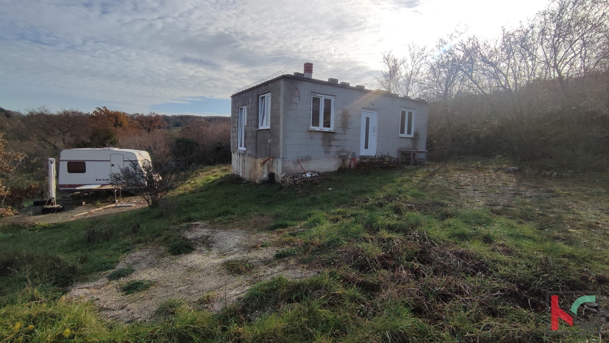 Istria, Mutvoran, terreno agricolo 12000 m2 con edificio vicino a Duga Uvala, #vendita