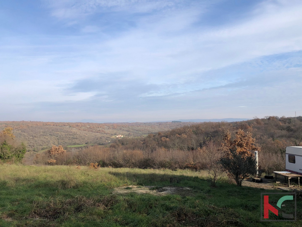 Istria, Mutvoran, terreno agricolo 12000 m2 con edificio vicino a Duga Uvala, #vendita