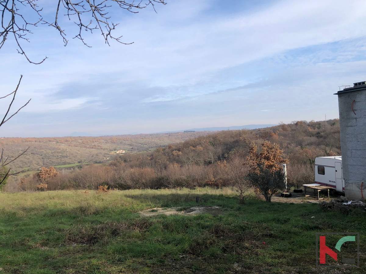 Istria, Mutvoran, terreno agricolo 12000 m2 con edificio vicino a Duga Uvala, #vendita