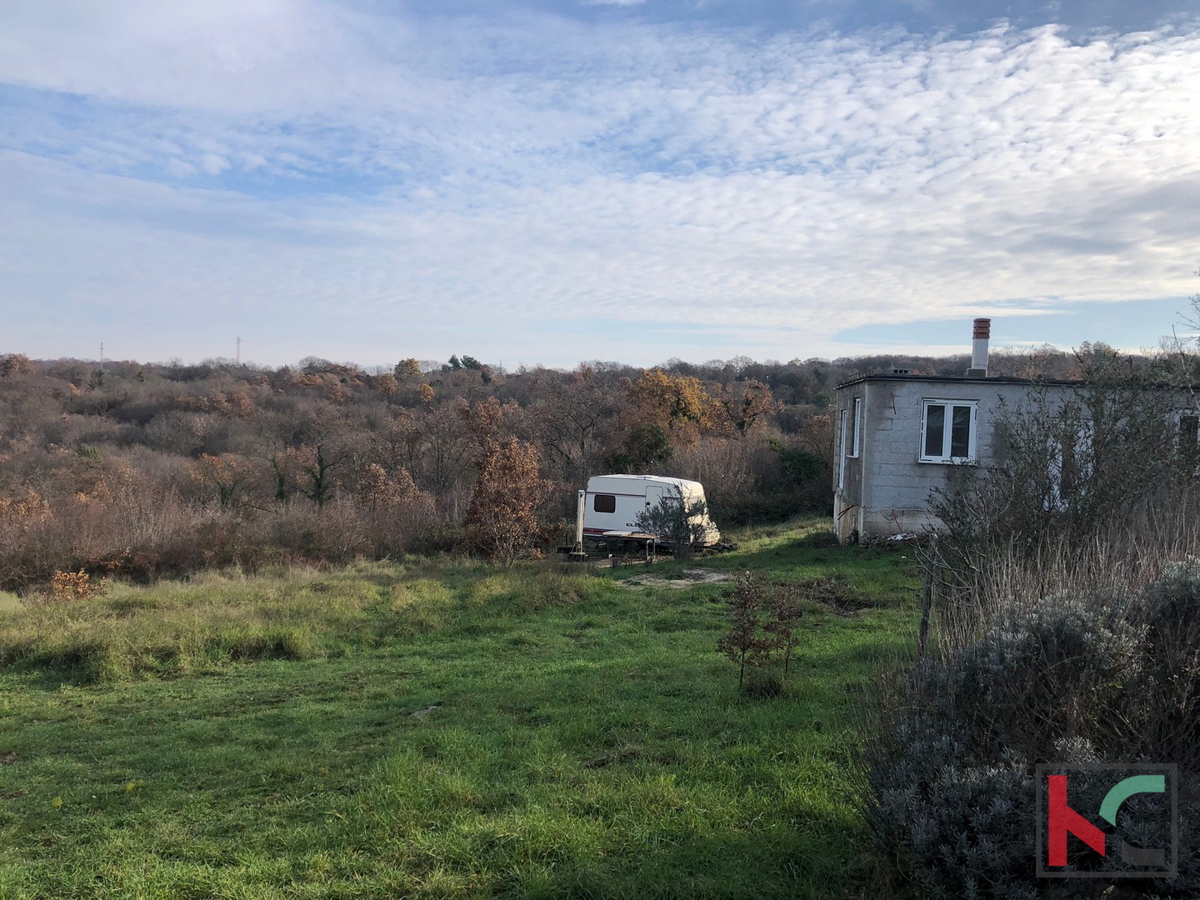 Istria, Mutvoran, terreno agricolo 12000 m2 con edificio vicino a Duga Uvala, #vendita