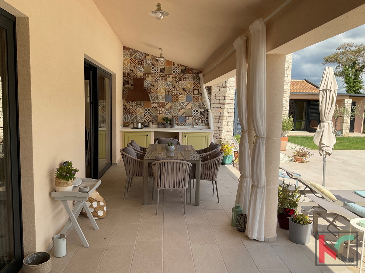 Istria, Svetvinčenat, Villa 237m2 su giardino di 1003m2 con piscina, #vendita