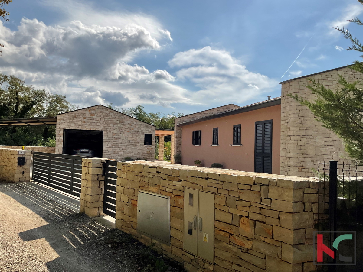 Istria, Svetvinčenat, Villa 237m2 su giardino di 1003m2 con piscina, #vendita