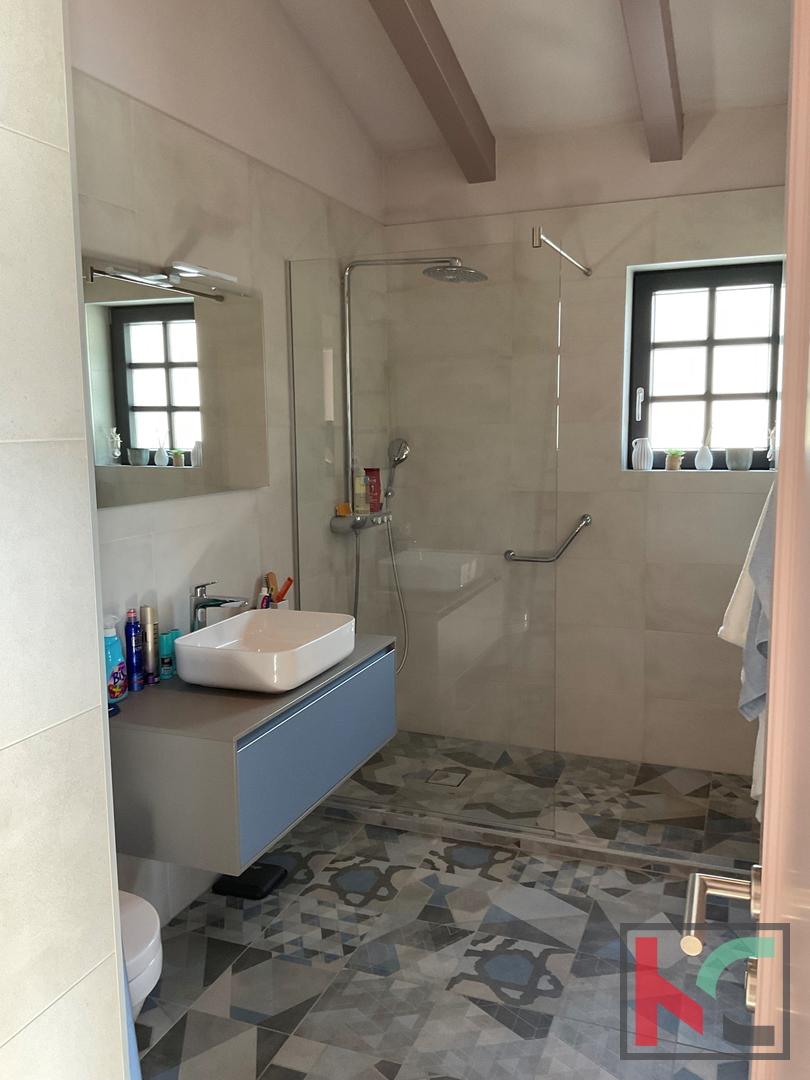 Istria, Svetvinčenat, Villa 237m2 su giardino di 1003m2 con piscina, #vendita