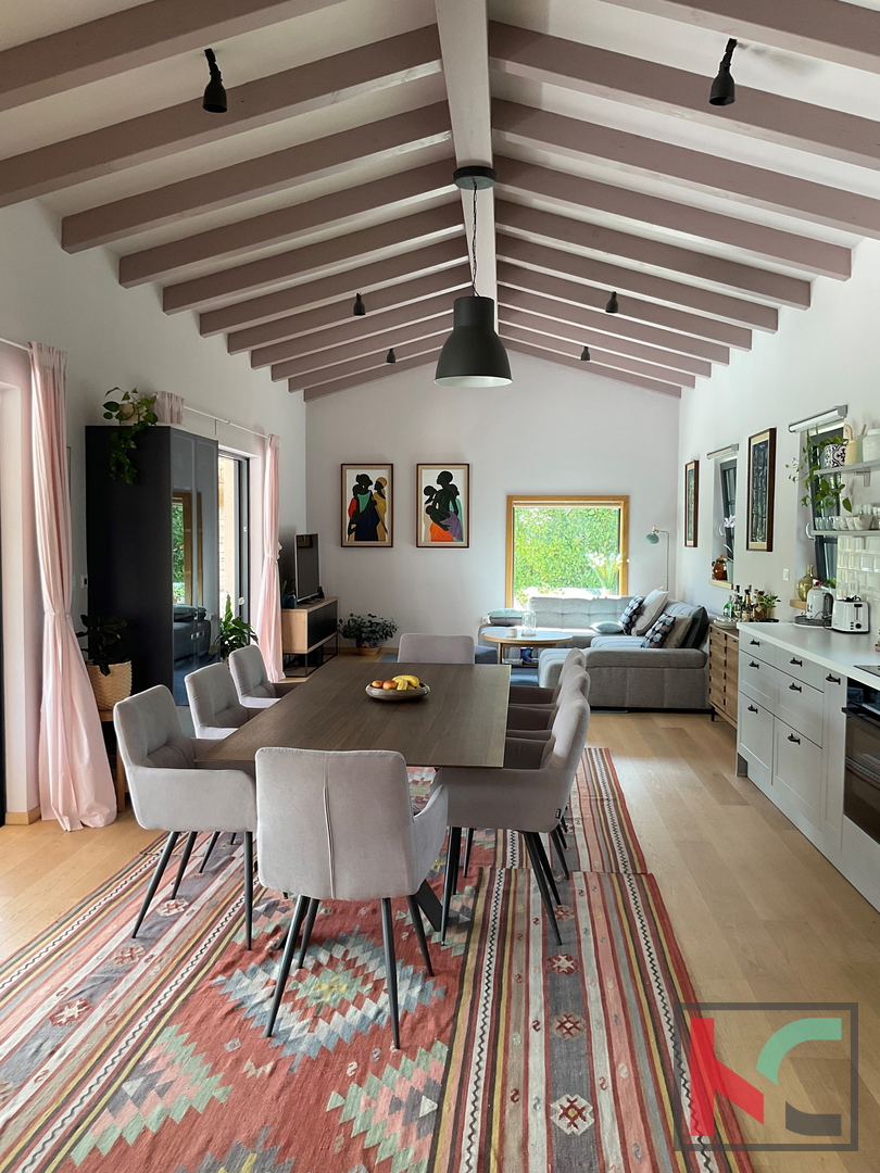 Istria, Svetvinčenat, Villa 237m2 su giardino di 1003m2 con piscina, #vendita