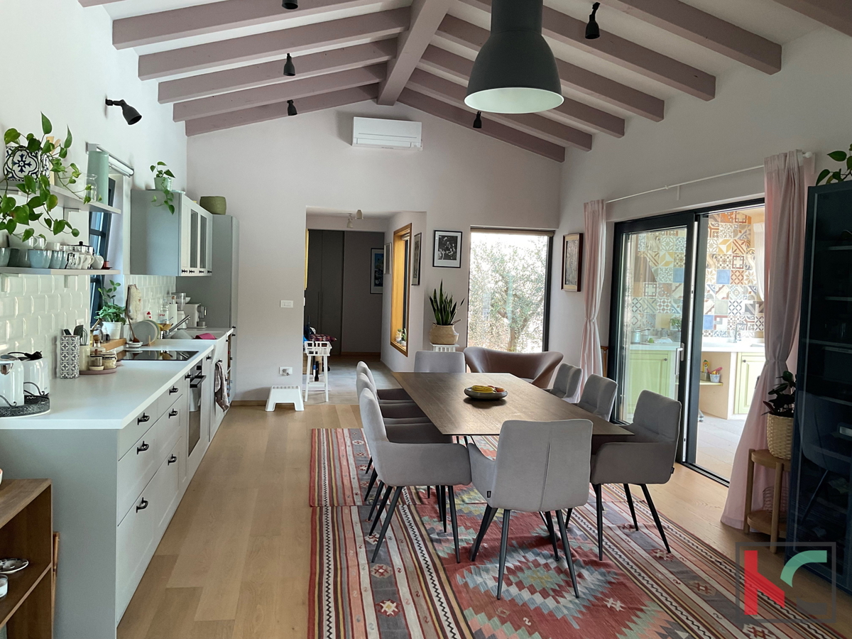 Istria, Svetvinčenat, Villa 237m2 su giardino di 1003m2 con piscina, #vendita