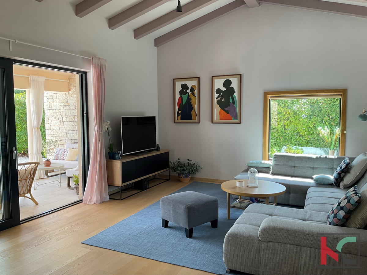 Istria, Svetvinčenat, Villa 237m2 su giardino di 1003m2 con piscina, #vendita