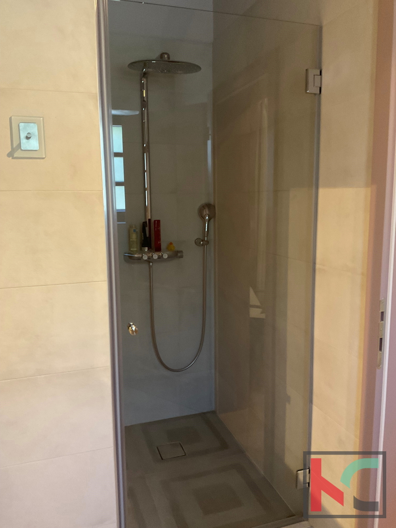 Istria, Svetvinčenat, Villa 237m2 su giardino di 1003m2 con piscina, #vendita