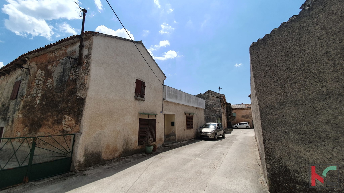 Istria, Svetvinčenat, vecchia casa istriana da ristrutturare 220m2 + giardino 210m2 #vendita