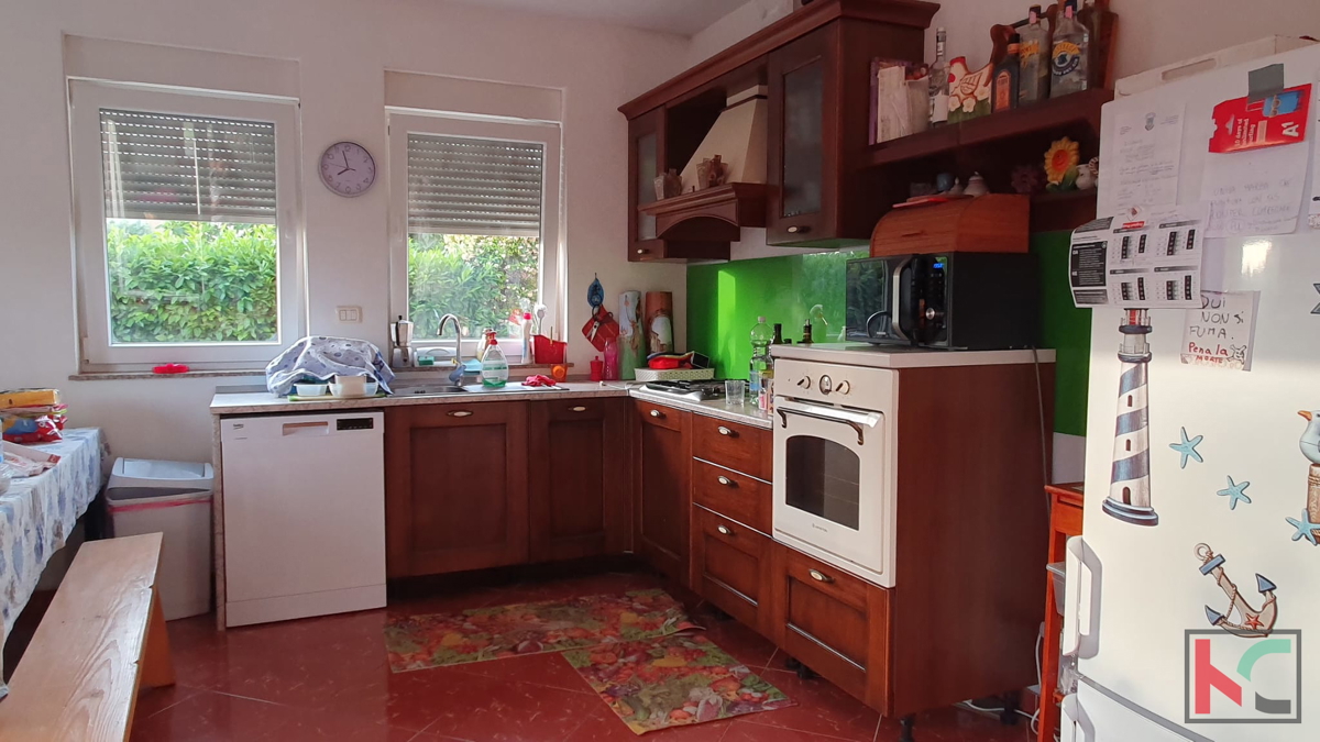 Istria, Valbandon, appartamento di 4 locali al piano terra con ampio terrazzo e il giardino #vendita