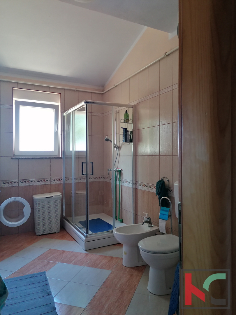 Istria, Valbandon, appartamento di 4 locali al piano terra con ampio terrazzo e il giardino #vendita