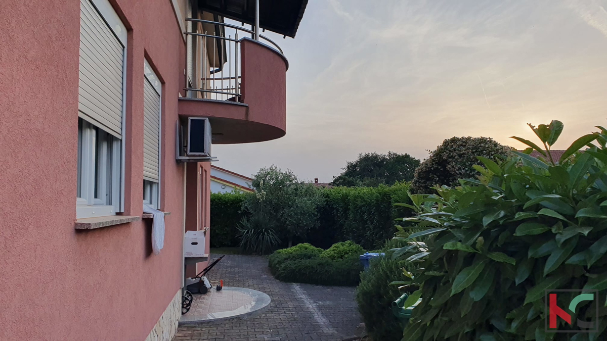 Istria, Valbandon, appartamento di 4 locali al piano terra con ampio terrazzo e il giardino #vendita