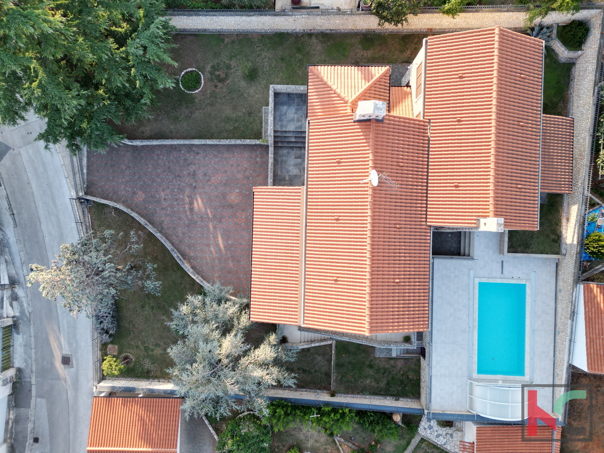 Pula, villa in pietra con bellissimo cortile e piscina, #vendita