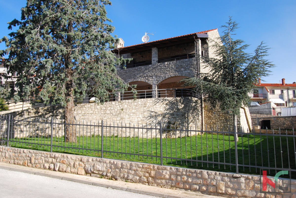 Pula, villa in pietra con bellissimo cortile e piscina, #vendita