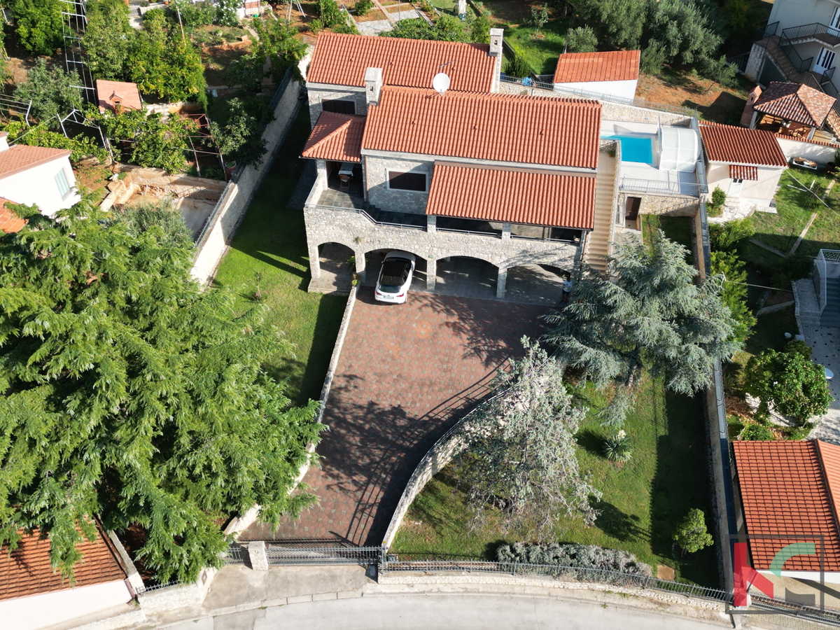 Pula, villa in pietra con bellissimo cortile e piscina, #vendita