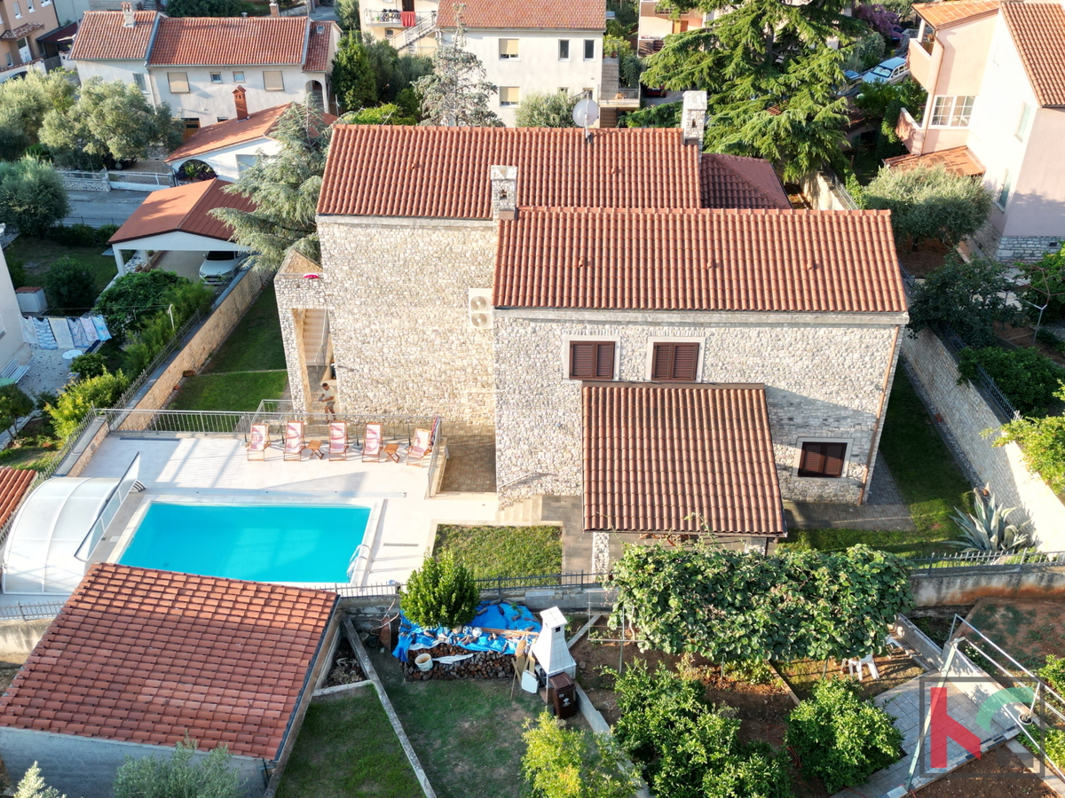 Pula, villa in pietra con bellissimo cortile e piscina, #vendita