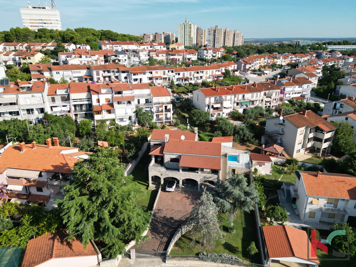 Pula, villa in pietra con bellissimo cortile e piscina, #vendita