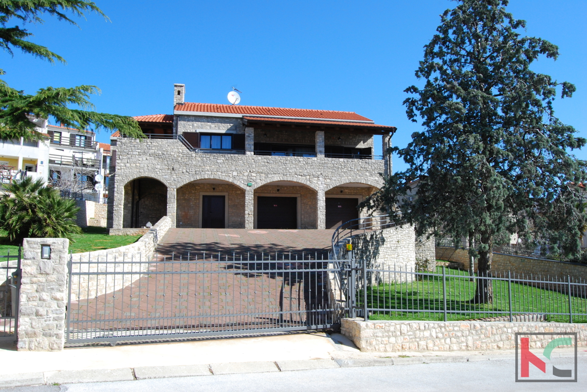 Pula, villa in pietra con bellissimo cortile e piscina, #vendita