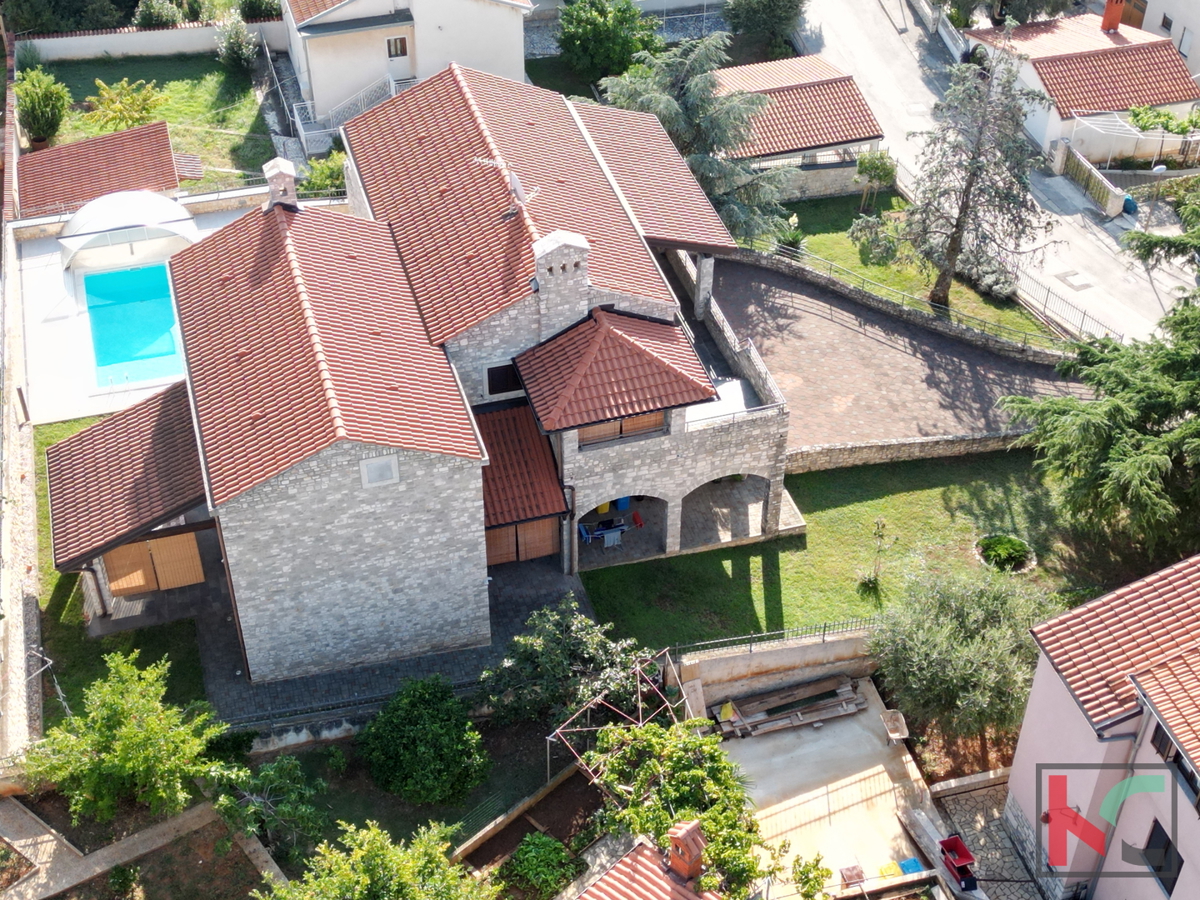 Pula, villa in pietra con bellissimo cortile e piscina, #vendita