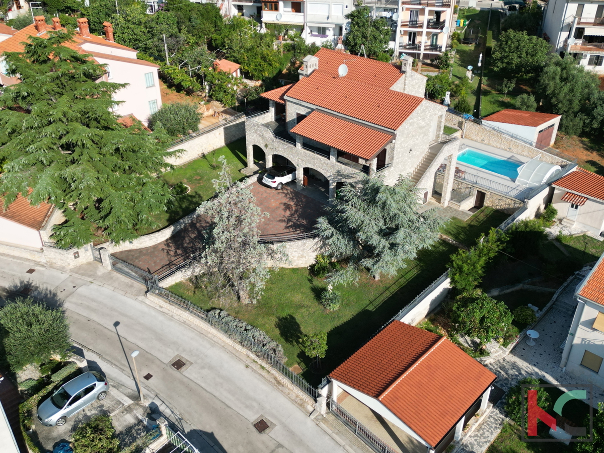 Pula, villa in pietra con bellissimo cortile e piscina, #vendita