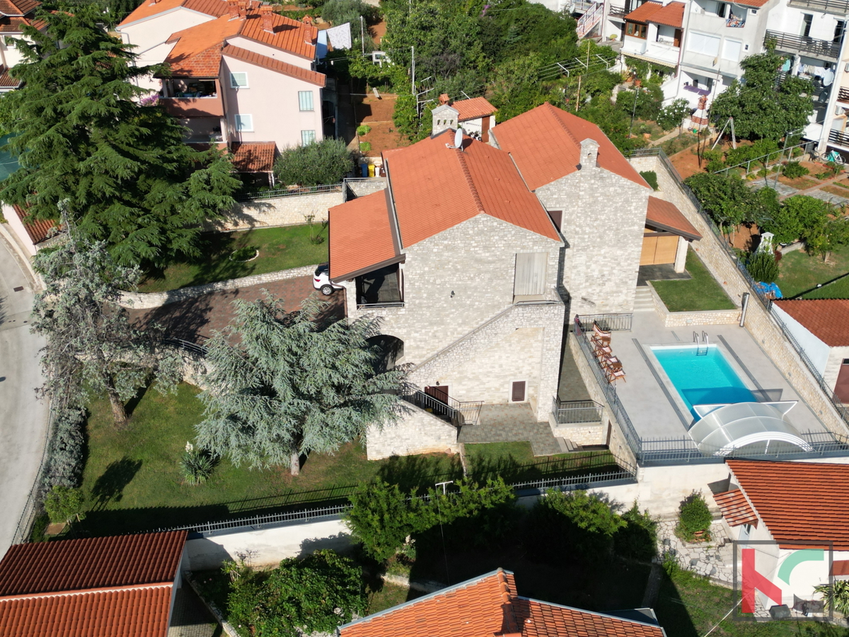 Pula, villa in pietra con bellissimo cortile e piscina, #vendita