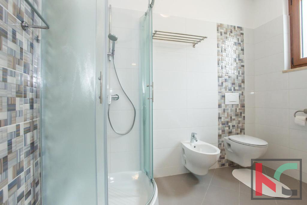 Istria, zona Parenzo, villa con piscina 180 m2 in una posizione tranquilla, #vendita