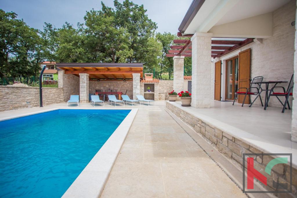 Istria, zona Parenzo, villa con piscina 180 m2 in una posizione tranquilla, #vendita
