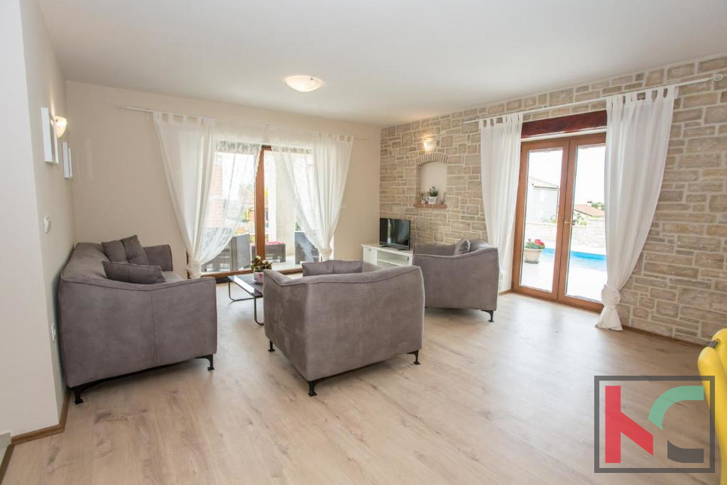 Istria, zona Parenzo, villa con piscina 180 m2 in una posizione tranquilla, #vendita