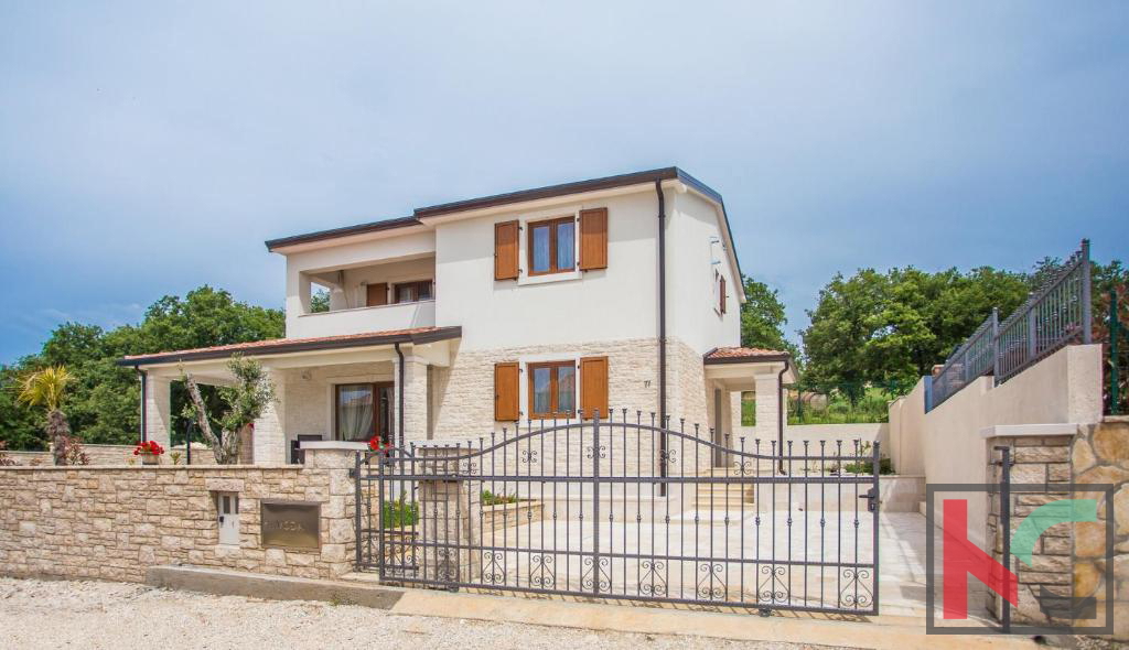 Istria, zona Parenzo, villa con piscina 180 m2 in una posizione tranquilla, #vendita