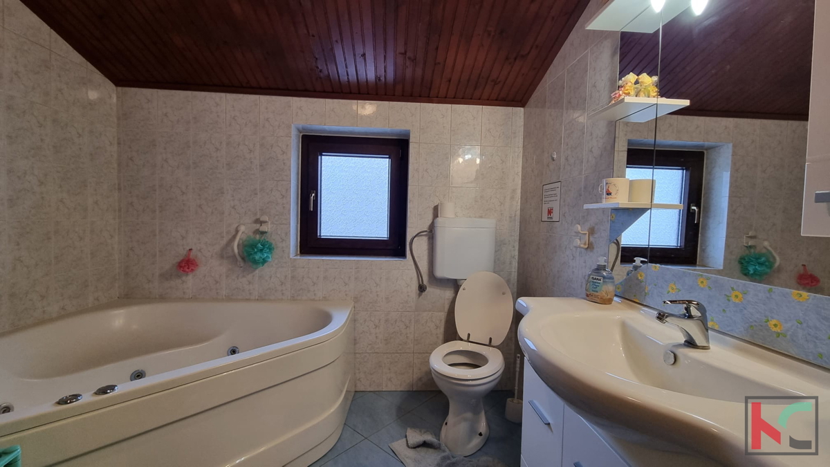 Pola, Veli vrh, casa bifamiliare con piscina e giardino, # in vendita