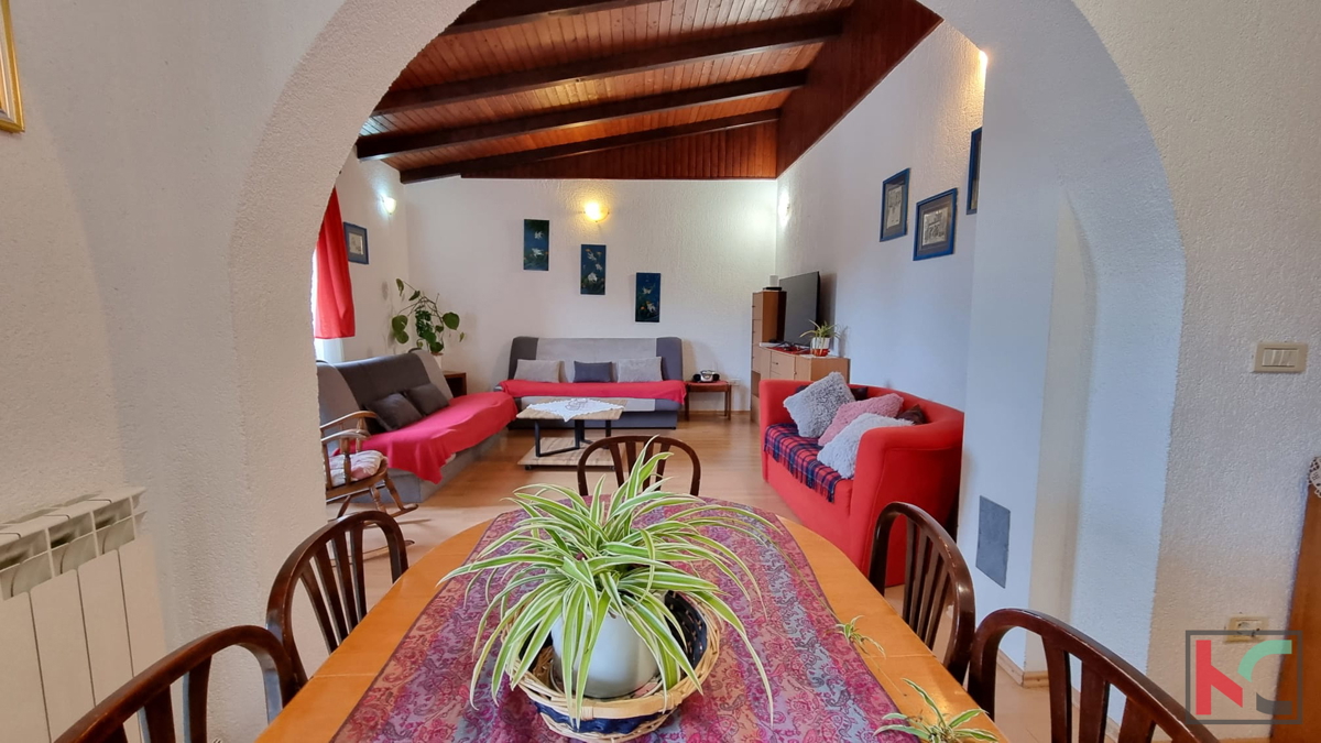 Pola, Veli vrh, casa bifamiliare con piscina e giardino, # in vendita