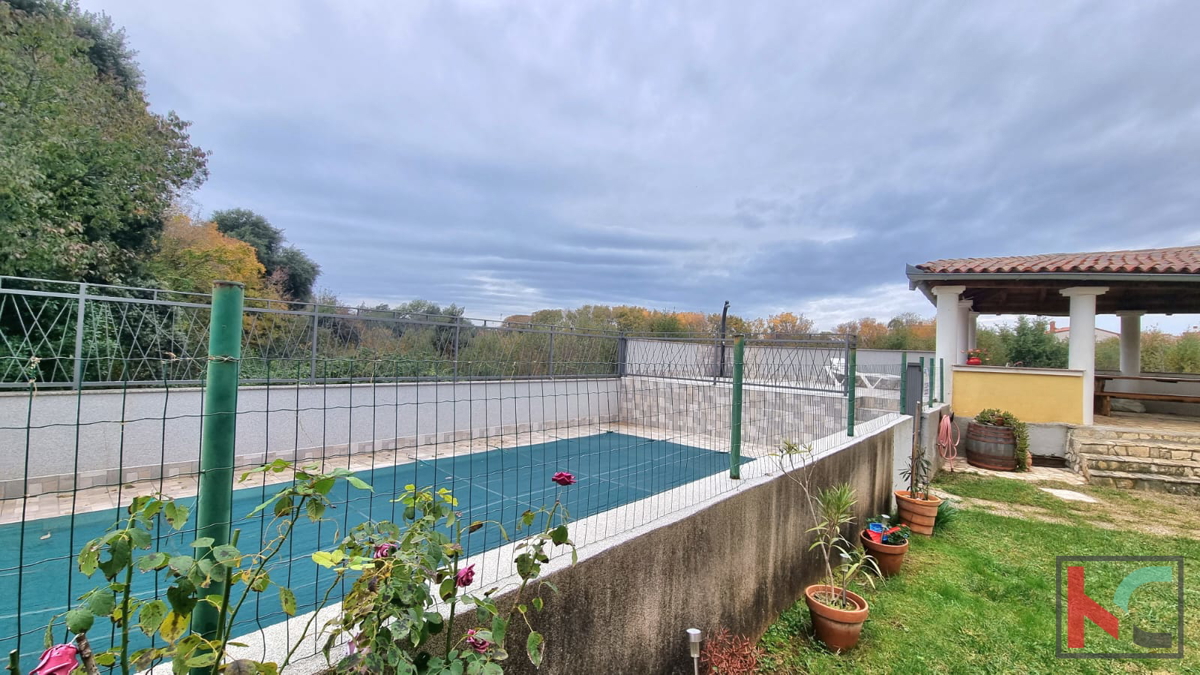 Pola, Veli vrh, casa bifamiliare con piscina e giardino, # in vendita