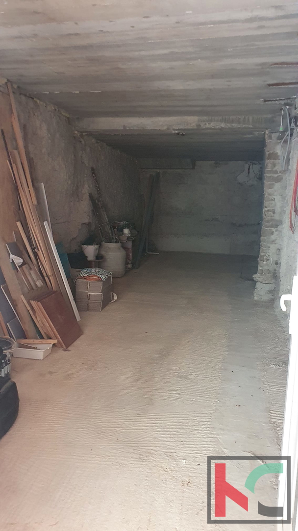 Pazin, una bella casa nel centro della città di 118m2, con piscina coperta e wellness, #vendita