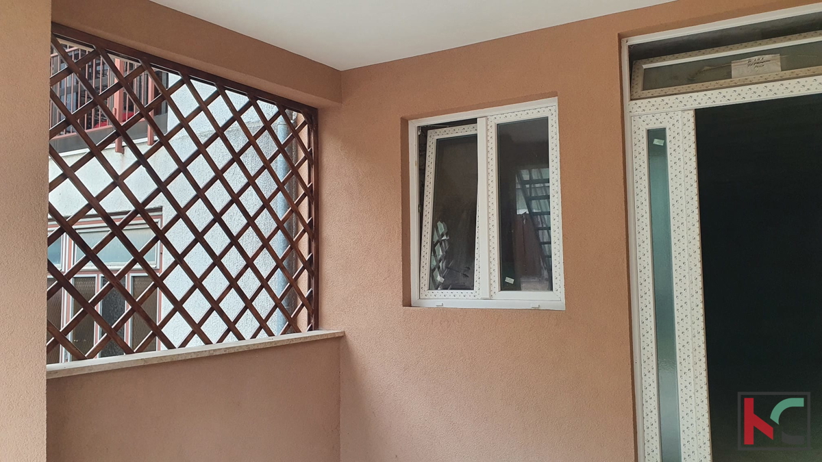 Pazin, una bella casa nel centro della città di 118m2, con piscina coperta e wellness, #vendita