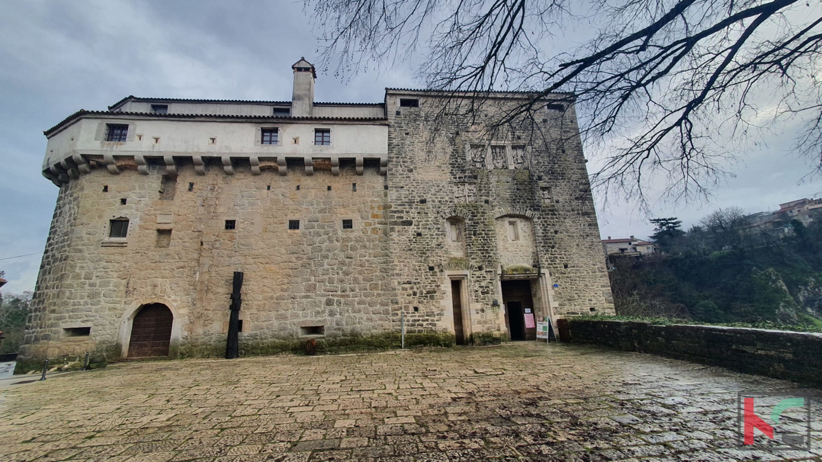 Pazin, una bella casa nel centro della città di 118m2, con piscina coperta e wellness, #vendita