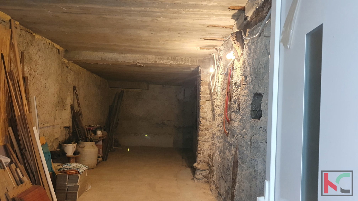 Pazin, una bella casa nel centro della città di 118m2, con piscina coperta e wellness, #vendita