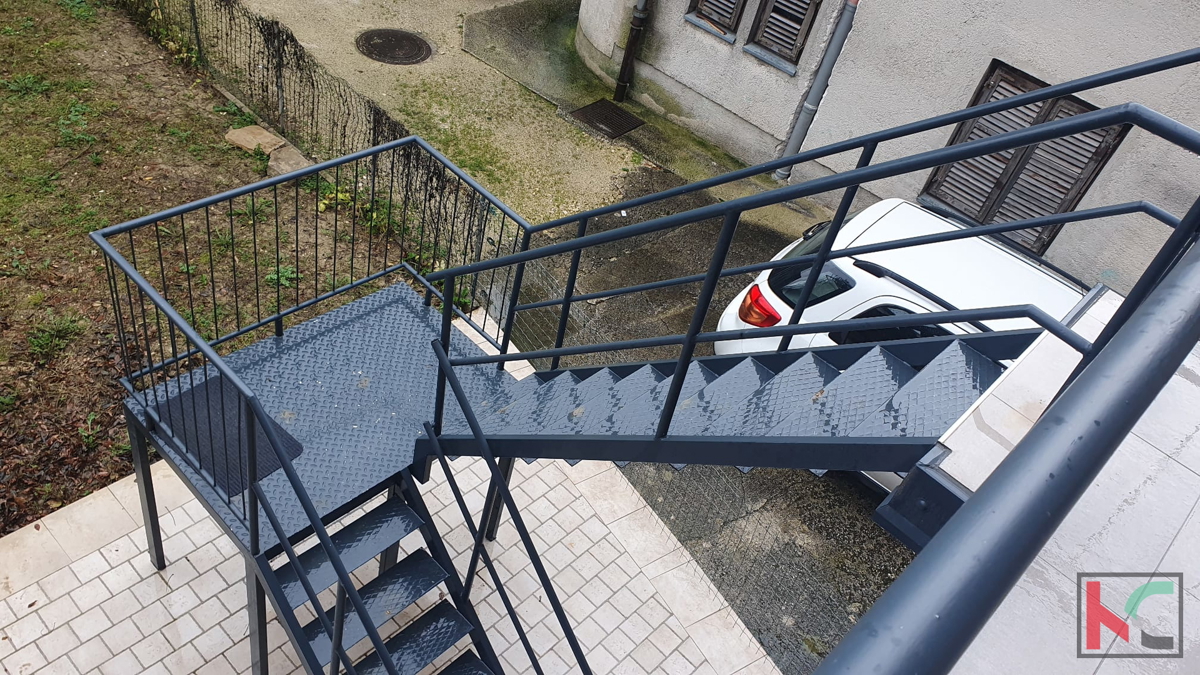 Pazin, una bella casa nel centro della città di 118m2, con piscina coperta e wellness, #vendita